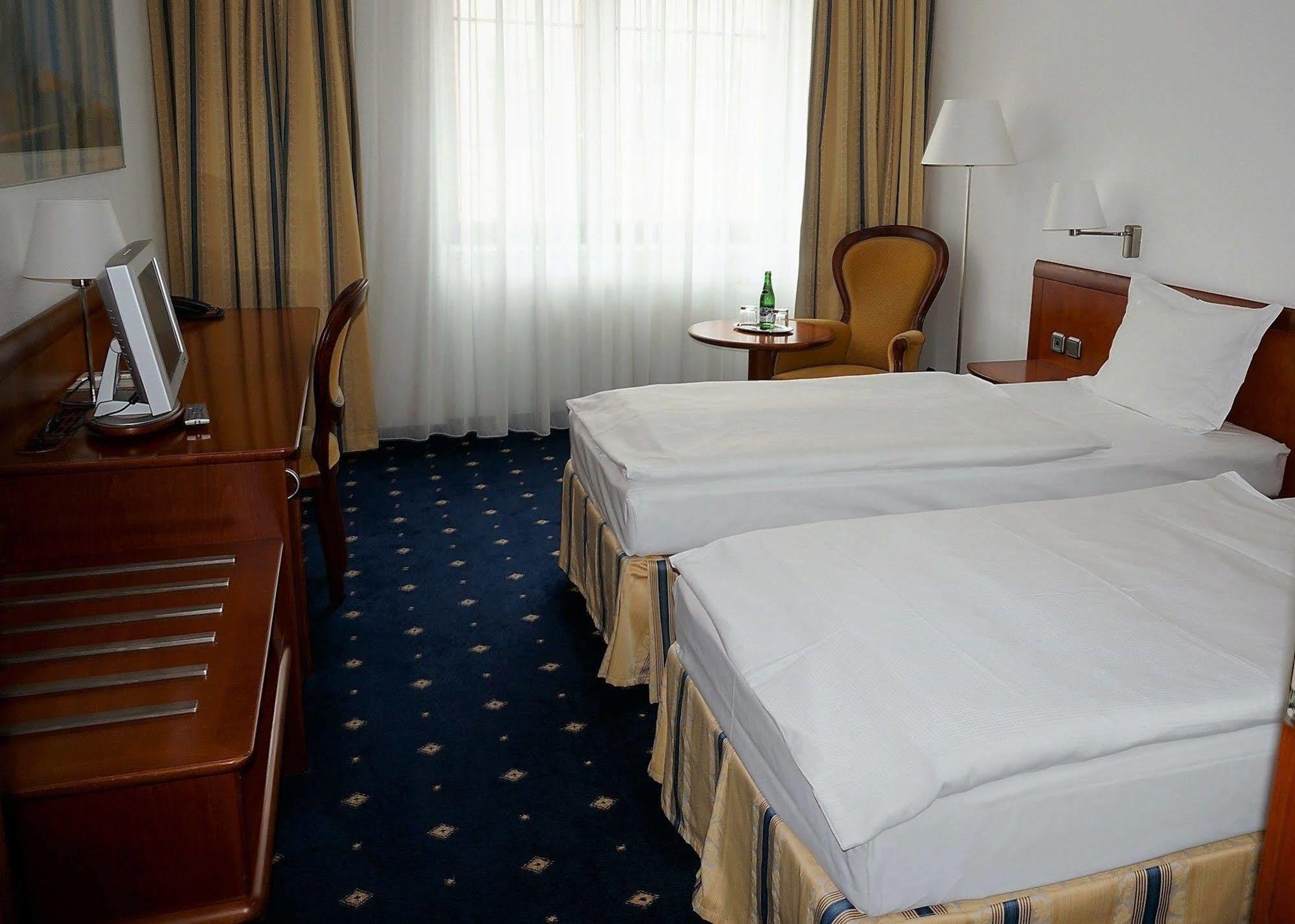Hotel Coronet Прага Экстерьер фото